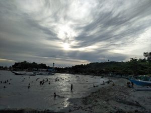 Senja di Pelabuhan Majene, Warga Asyik Berenang