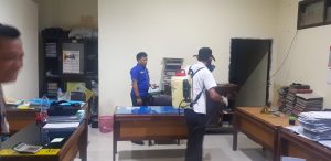 Cegah Corona, Satlantas Polres Parepare Semprot Cairan Disinfektan di Kantornya