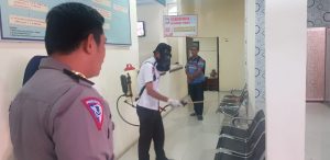 Kapolres Budi Santoso Pimpin Penyemprotan Disinfektan Mapolres Parepare