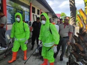 Covid-19, Mako Brimob Parepare Disemprot Disinfektan