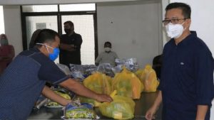 Pegawai Tidak Tetap Terima Paket Sembako
