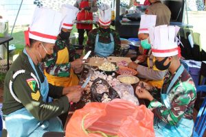 TNI dan POLRI Kembali Bagikan 150 Nasi Kotak dari Dapur Lapangan