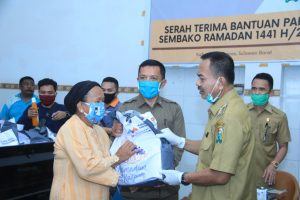 Bupati Majene Bagikan 200 Paket Sembako ke Nelayan