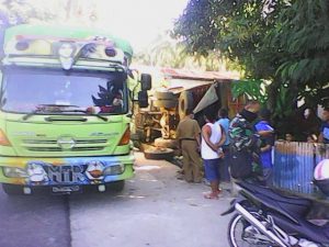 Truk Angkutan Barang Terbalik, Hantam Rumah Warga di Soreang