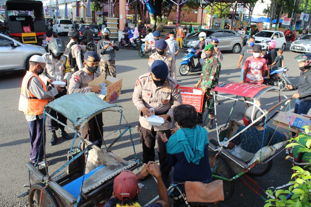 Di Tengah Wabah Covid-19, TNI dan POLRI Berbagi Rasa di Bulan Suci Ramadhan