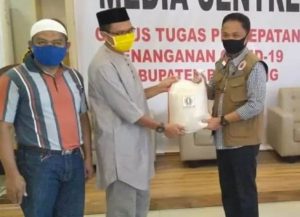 Perangi COVID-19, PGRI Bantaeng Salurkan Bantuan Beras
