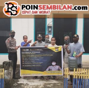 Bareng Polsek, Kades Lombong Timur Pasang Stiker Jaga Jarak di Masjid