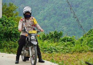 Keren, Aksi Kapolres Majene Bagi Sembako di Pegunungan Ulumanda Dengan Motor Trail