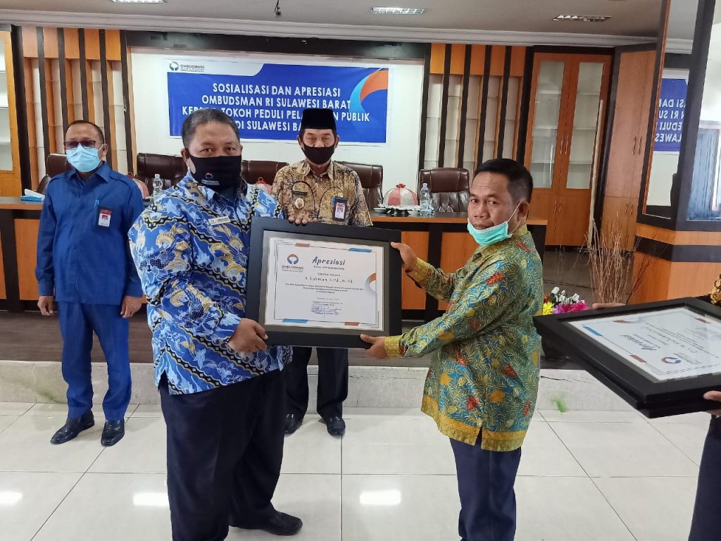 Peduli Pelayanan Publik, Lukman Beri Penghargaan Pada Lukman
