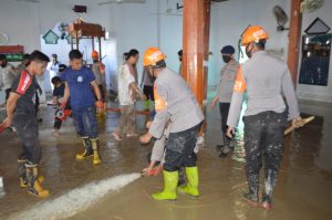 Tim SAR Brimob Kerja Bhakti di Masjid Jami Masamba