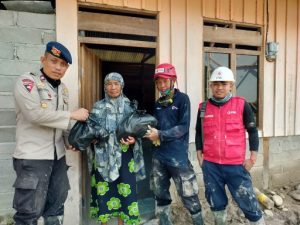 Brimob dan PMI Parepare Berbagi Sembako di Luwu Utara