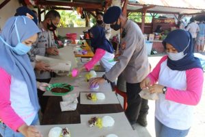 Satbrimob Polda Sulsel Siapkan 6.000 Bungkus Makanan Perhari, Bantu Korban Banjir Lutra
