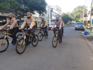 Wow, Dengan Seragam, Polisi Bersepeda Patroli Prokes Covid19