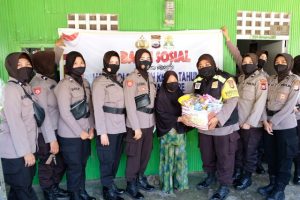 Sambut Hari Jadi Ke -72, Polwan Polres Parepare Berbagi Tali Asih