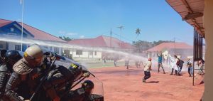 Aksi Massa di Pasangkayu Terlibat Saling Dorong dengan Kepolisian