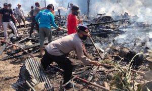 Kebakaran di Sumpang Minangae, Brimob Gerak Cepat Padamkan Api
