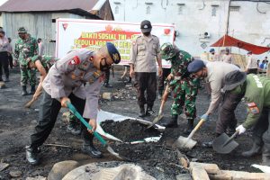 Brimob Parepare, TNI, Polres, Pemkot dan Masyarakat Gelar Baksos di Lokasi Kebakaran