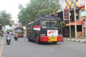 Putus Mata Rantai Covid-19, TNI-Polri Semprot Disinfektan di Parepare