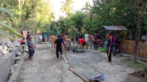 Jalan Rusak Parah, Pemuda Tanete Baruga Perbaiki Jalan Secara Swadaya Masyarakat