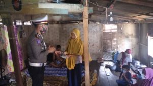 Peduli Sesama, Satlantas Polres Polman Kunjungi Penderita Kanker Usus