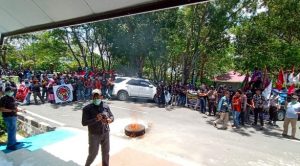 Ratusan Buruh dan Mahasiswa Datangi Kantor DPRD Wajo