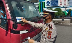 Satlantas Polres Parepare Pasang Stiker 4M di Kendaraan yang Melintas