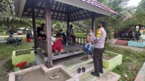 Bhabinkamtibmas Desa Kalola Himbau Warga Tetap Gunakan Masker di Tempat Rekreasi