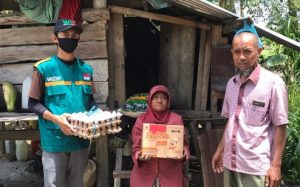 Seorang Nenek Sebatang Kara di Bone Berkaca-kaca Kala Disambangi Relawan Kemanusiaan