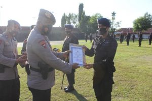 Anak Brimob Berprestasi, Danyon Pelopor B dan Kepala BPR Beri Penghargaan