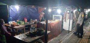 Polres Pasangkayu dan Satpol PP Ingatkan Penjual di Pasar Malam Agar Selalu Pakai Masker