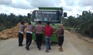 Polisi Baik Hati, Bantu Dorong Truk Mogok di Jalan Poros Pasangkayu