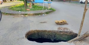 JPKP Bone Sorot Jalan Berlubang Depan Akses Terminal dan Pasar Palakka