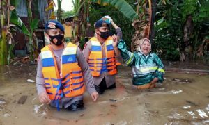 Tim SAR Brimob Parepare Pantau Kondisi Debit Air di desa Lapasu Barru
