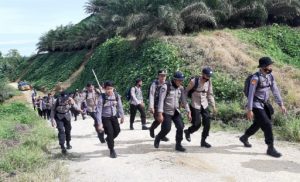 Wow, Puluhan Polisi di Pasangkayu Berjalan Kaki 10 Kilometer, Bagikan Beras ke Suku Pedalaman Da’a