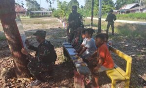Satgas Yonif Raider 100/PS Pos Arso 13 Adakan Bimbingan Belajar Anak-Anak di Perbatasan