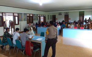 Guna Pastikan Tepat Sasaran, Babinsa Koramil 0801/10 Punung Kawal Penyaluran BLT DD