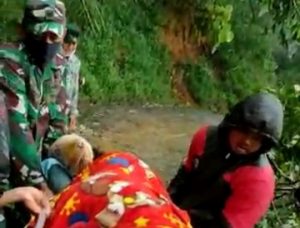 Aksi Heroik Danramil 1117/Singajaya Bantu Evakuasi Ibu yang Hendak Melahirkan