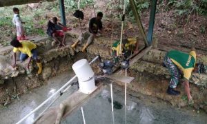 Bersama Masyarakat Perbatasan RI-PNG, Satgas Yonif MR 413 Kostrad Bersihkan Sumber Air
