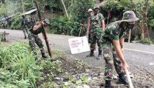 Satgas Yonif Raider 100/PS Ajak Masyarakat Gotong Royong Bersihkan Lingkungan