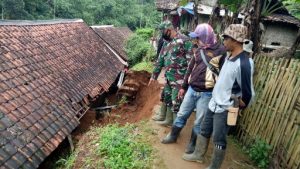 Sigap, Babinsa Pakenjeng Bantu Warga Evakuasi Tanah Yang Menimpa Rumah Warga