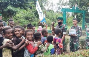 Satgas Pamtas Yonif 312/KH Bagikan Alat Tulis Kepada Anak-Anak di Perbatasan