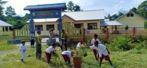 Satgas Yonif MR 413 Kostrad Ajarkan Siswa SD Perbatasan RI-PNG Bersihkan Lingkungan