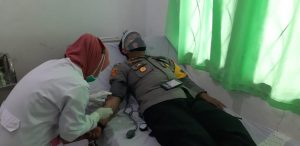 Tolong Perempuan Pendarahan, Waka Polres Pasangkayu Donorkan Darahnya