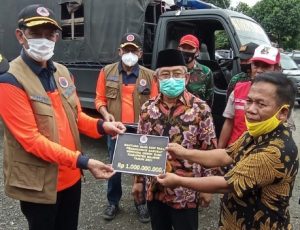 Kepala BNPB Pusat Serahkan Bantuan Rp 1 Miliar Untuk Korban Gempa di Majene