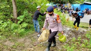Misi Kemanusiaan, Brimob Parepare Bantu Korban Gempa di Malunda
