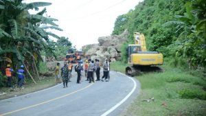Lagi, Jalan Poros Majene Kembali Longsor, Bupati Majene Terhalang Menuju Malunda