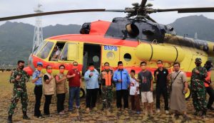 Helikopter Milik BNPB Mendarat di Pelabuhan Palipi Sendana