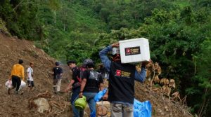 Tempuh Jalur Longsor 7 KM, Ikatek Unhas Salurkan Logistik di Desa Kabiraan Majene