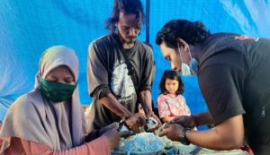 Respon Keluhan Warga, Relawan Ikatek Unhas Bertahan 2 Hari Suplai Logistik di Ulumanda