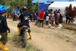 Ikatek Unhas Distribusikan Logistik Hingga ke Dusun Terjauh di Desa Kabiraan